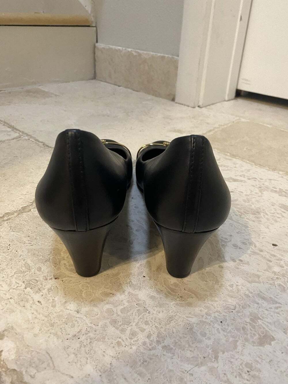 Tory Burch Pacey Shoes Womens Size 10.5 Black Wedge Round Toe Logo Patent Pumps - Picture 3 of 5